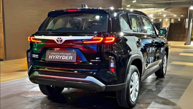 Toyota की 7-सीटर बाली नई SUV जल्द होगी लॉन्च, इन्टीरीअर मैं खो जाओगे