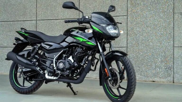 Bajaj Pulsar 125 अब सिर्फ ₹88,006, ग्राहक ने मचाई शोरुम के आगे भीड़