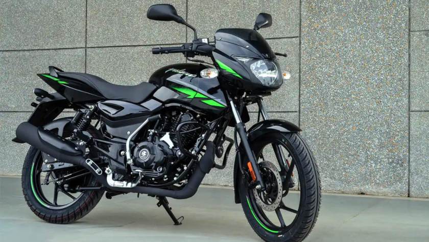 Bajaj Pulsar 125 अब सिर्फ ₹88,006, ग्राहक ने मचाई शोरुम के आगे भीड़