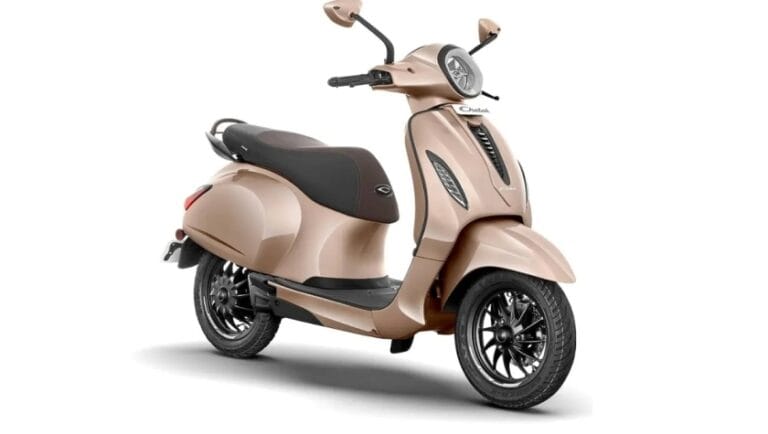 60kmpl बाली माईलेज गाड़ी को छोड़ो! अब Bajaj Chetak 3502 में मिल रहा है 153 km/Charge नई Maruti